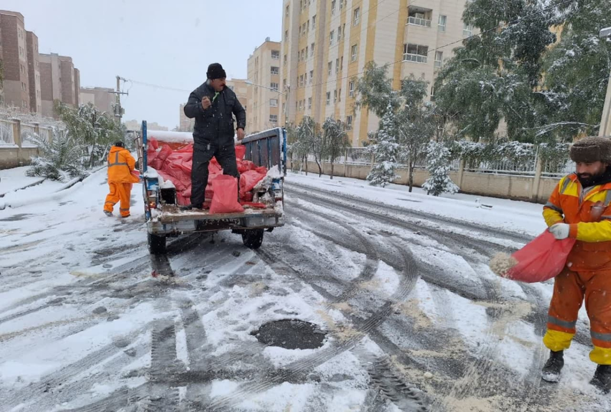فعالیت 200 نیروی خدمات شهری منطقه 8 قم برای برف‌روبی/امدادرسانی به خودروهای گیرافتاده در برف